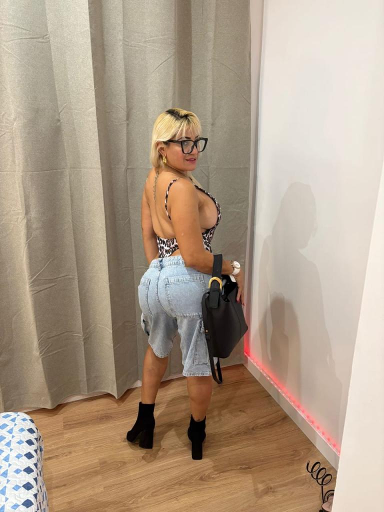 671547778: Chica busca chico en Barcelona