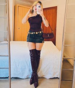 745072986: Chica busca chico en Ibiza
