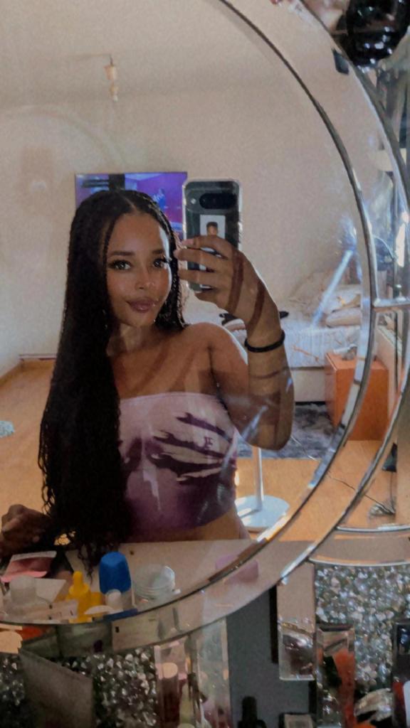 697729277: Chica busca chico en Almería
