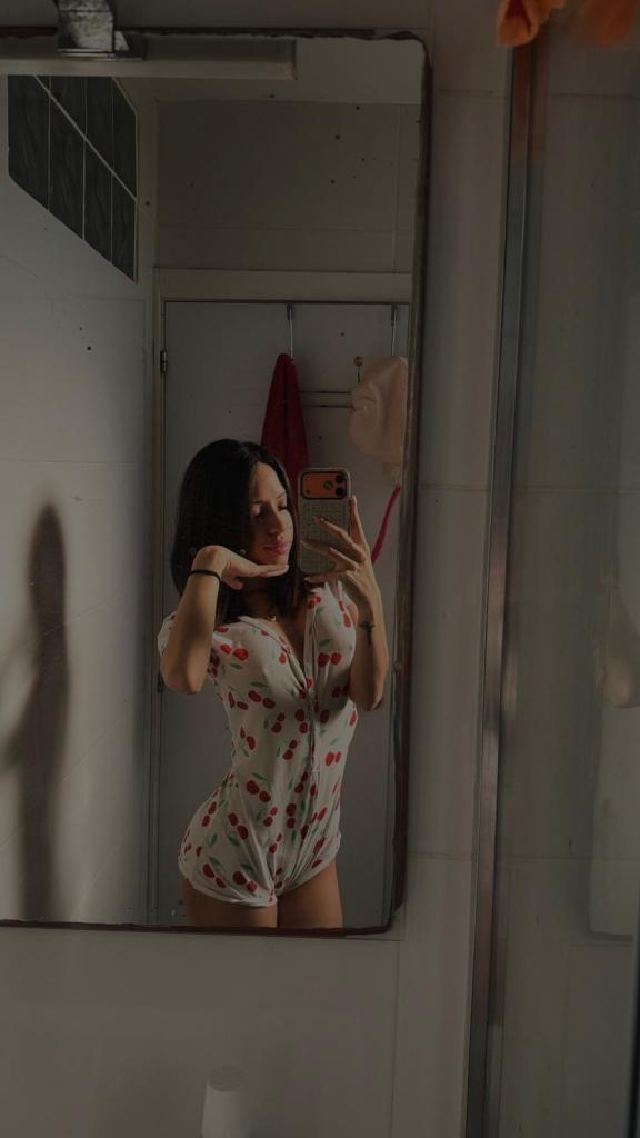 672421590: Chica busca chico en Granada