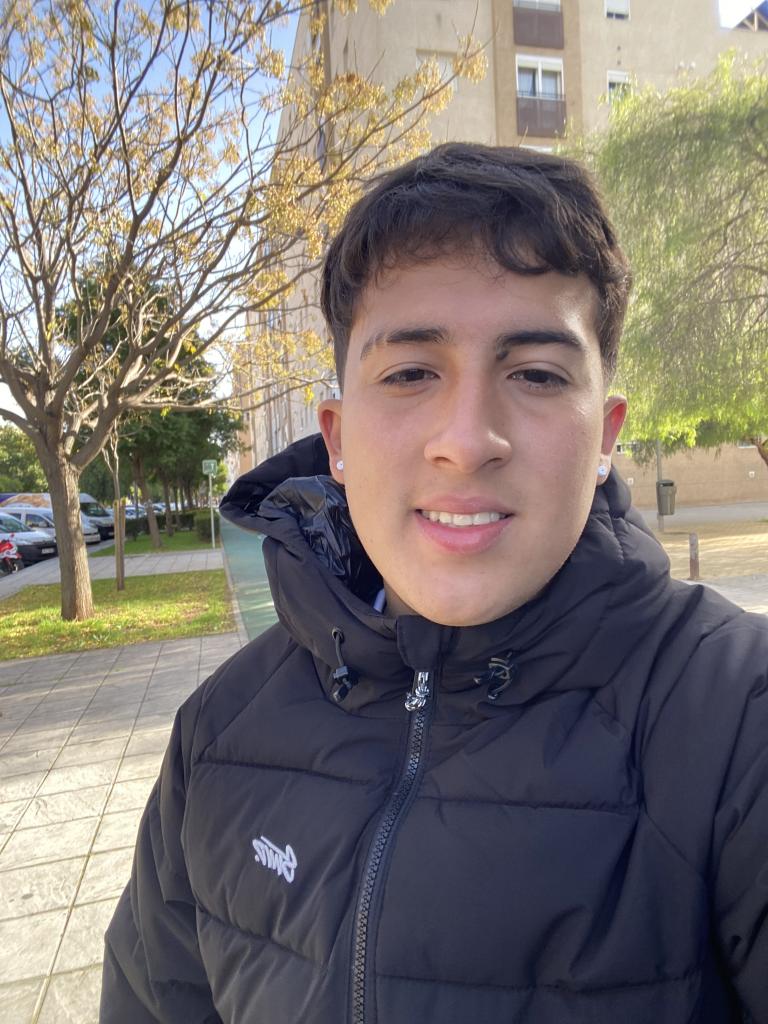 643645885: Chico busca chica en Sevilla