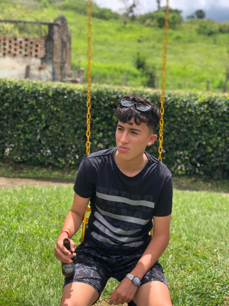 643645885: Chico busca chica en Sevilla