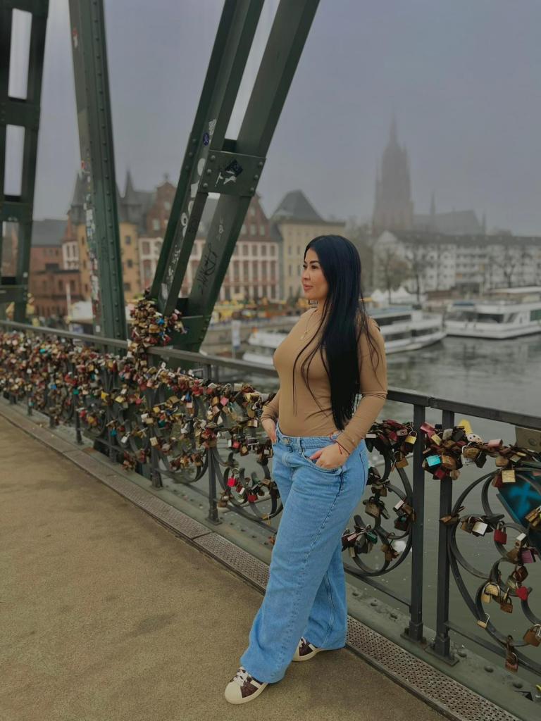 641917054: Chica busca chico en Sevilla