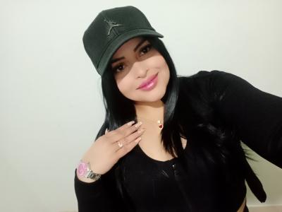 667037085: Chica busca chico en Sevilla