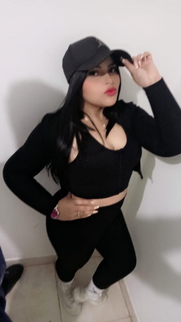 667037085: Chica busca chico en Sevilla
