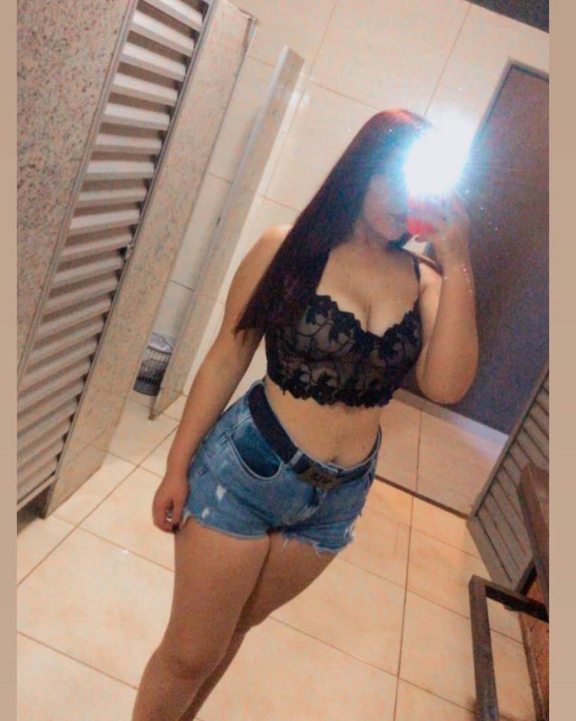 663575253: Chica busca chico en Barcelona