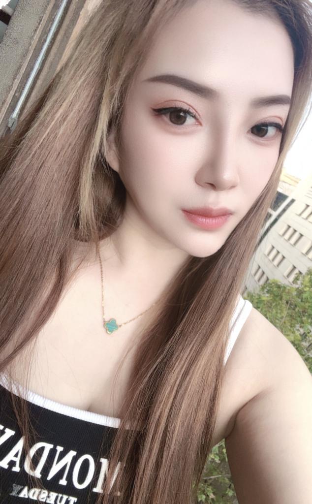 607587235: Chica busca chico en Barcelona