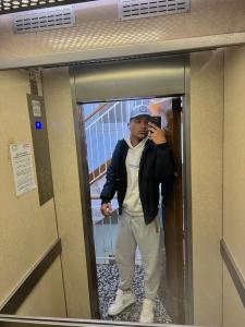 607242940: Chico busca chica en Barcelona