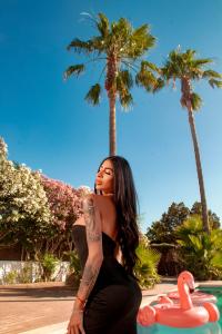 663031897: Chica busca chico en Ibiza