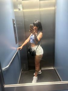 695882206: Chica busca chico en Barcelona
