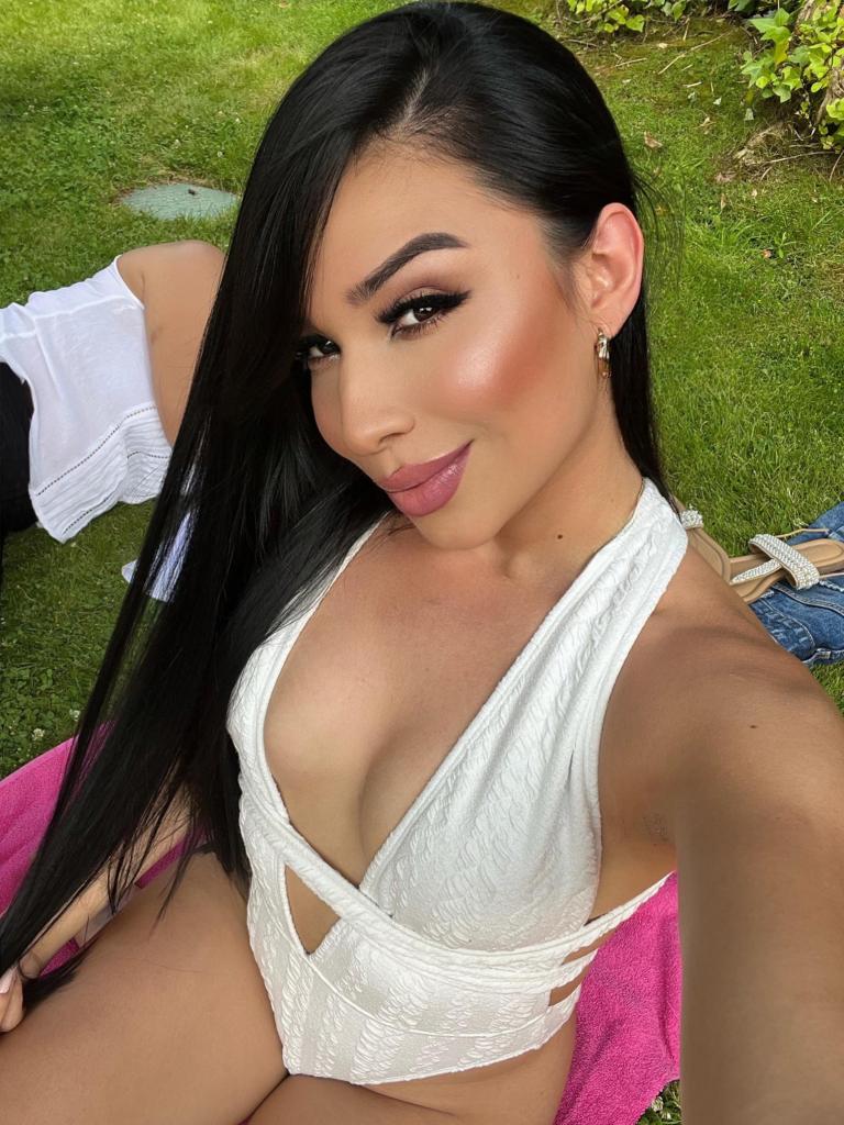 614810052: Chica busca chico en La Coruña