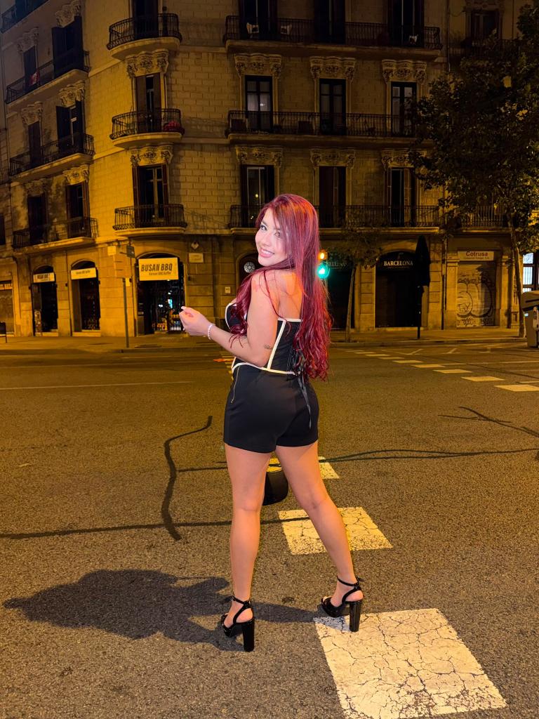 677845610: Chica busca chico en Barcelona