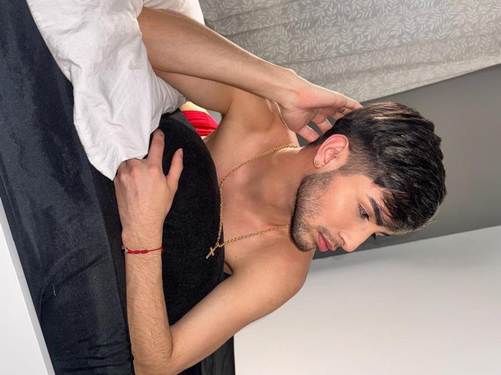 663936078: Chico busca chica en Ibiza