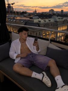 698461472: Chico busca chica en Barcelona