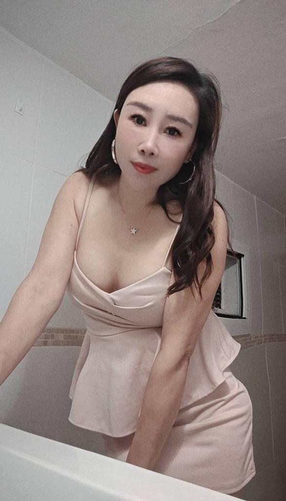 663431635: Chica busca chico en Barcelona