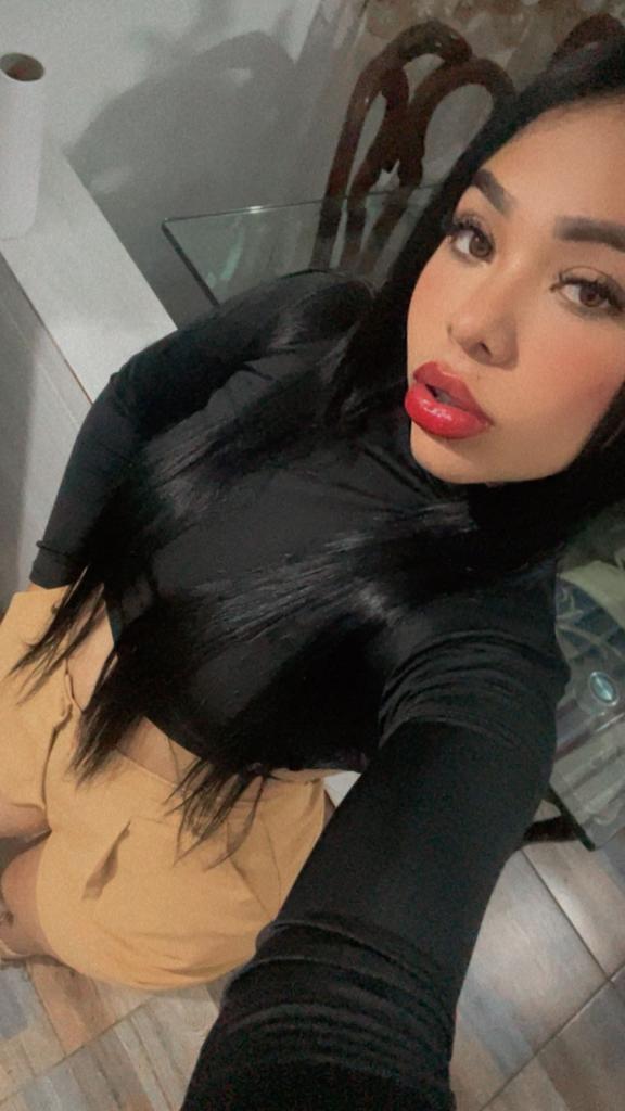 663858116: Chica busca chico en Barcelona