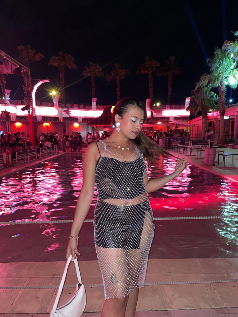 745094060: Chica busca chico en Madrid