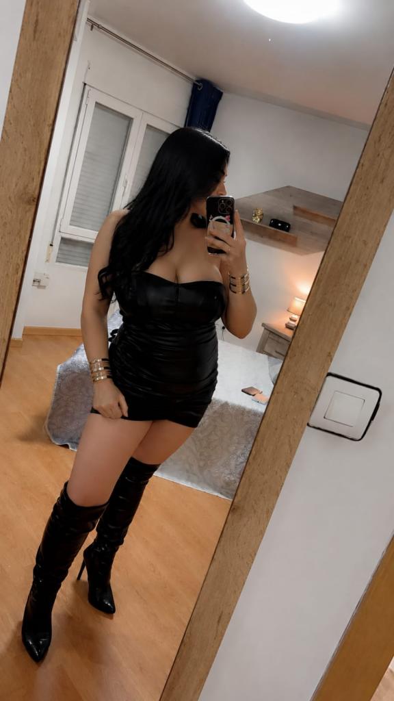 676537184: Chica busca chico en Barcelona