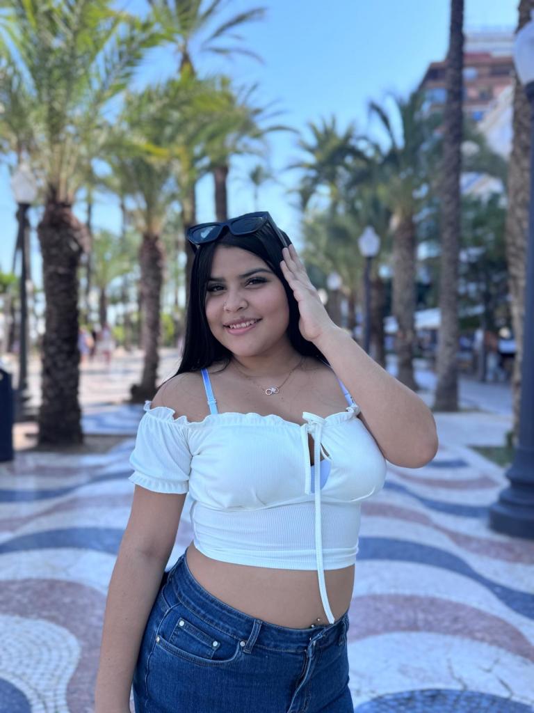 Chica busca chico en Alicante: Chica busca chico