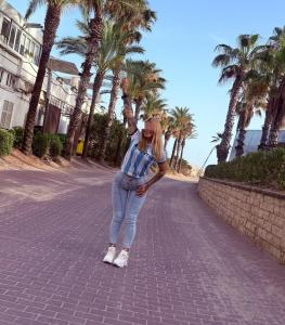 617492072: Chica busca chico en Barcelona