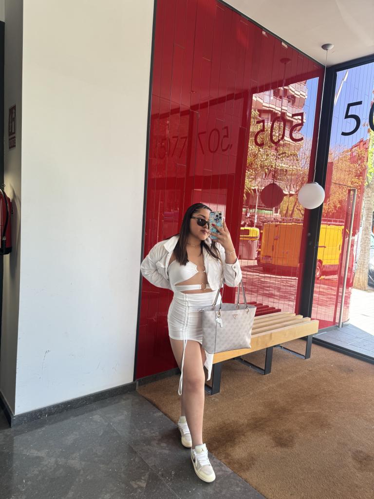 610942933: Chica busca chico en Barcelona