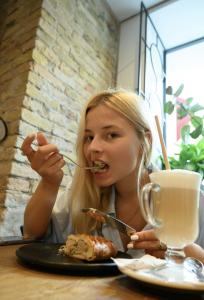 602682395: Chica busca chico en Gerona