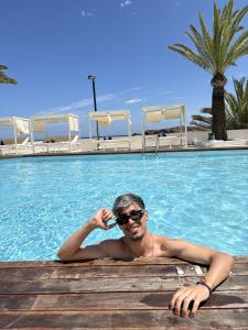 663936078: Chico busca chica en Ibiza