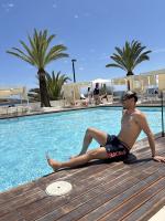 663936078: Chico busca chica en Ibiza