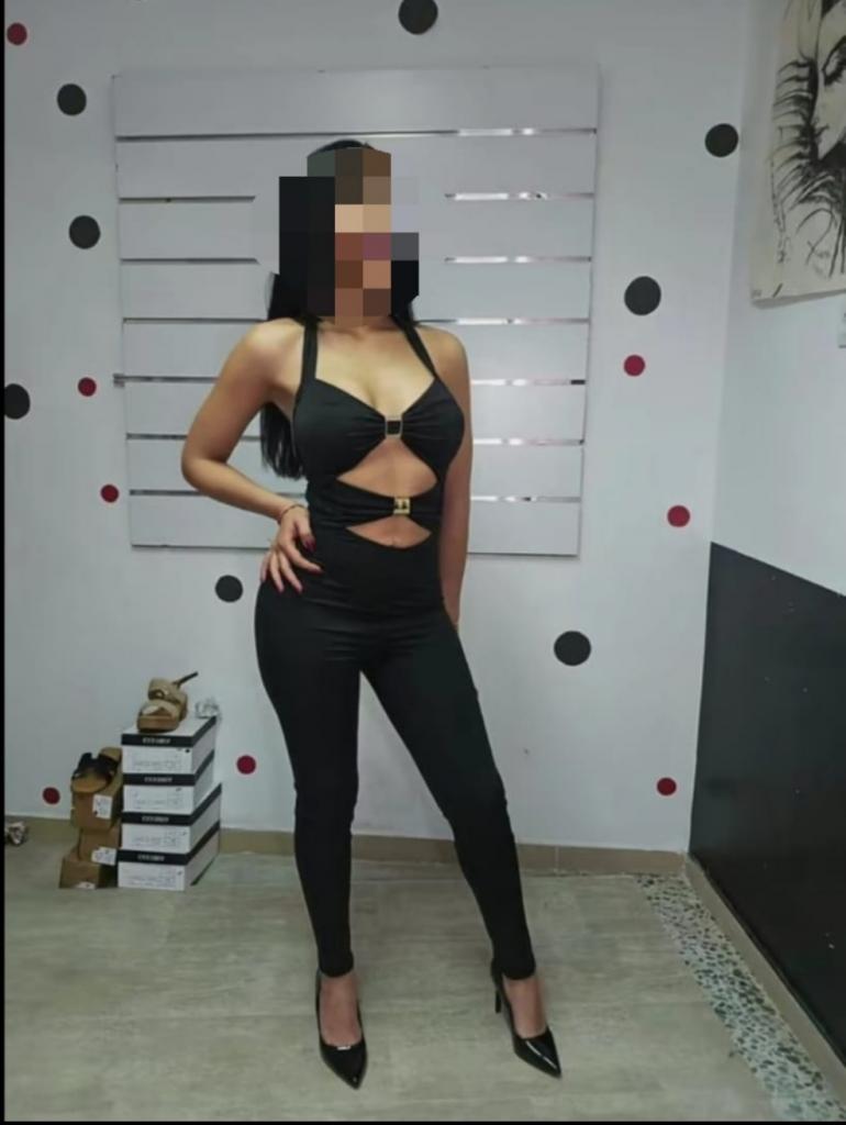 664318593: Chica busca chico en Sevilla