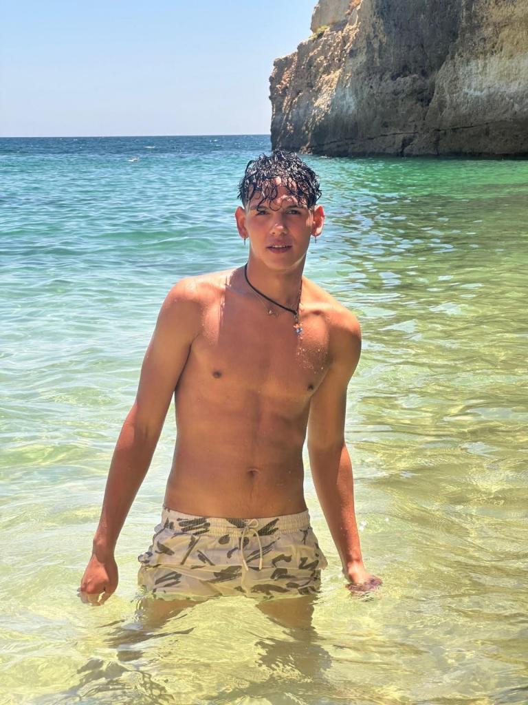 Chico busca chica en Granada: 