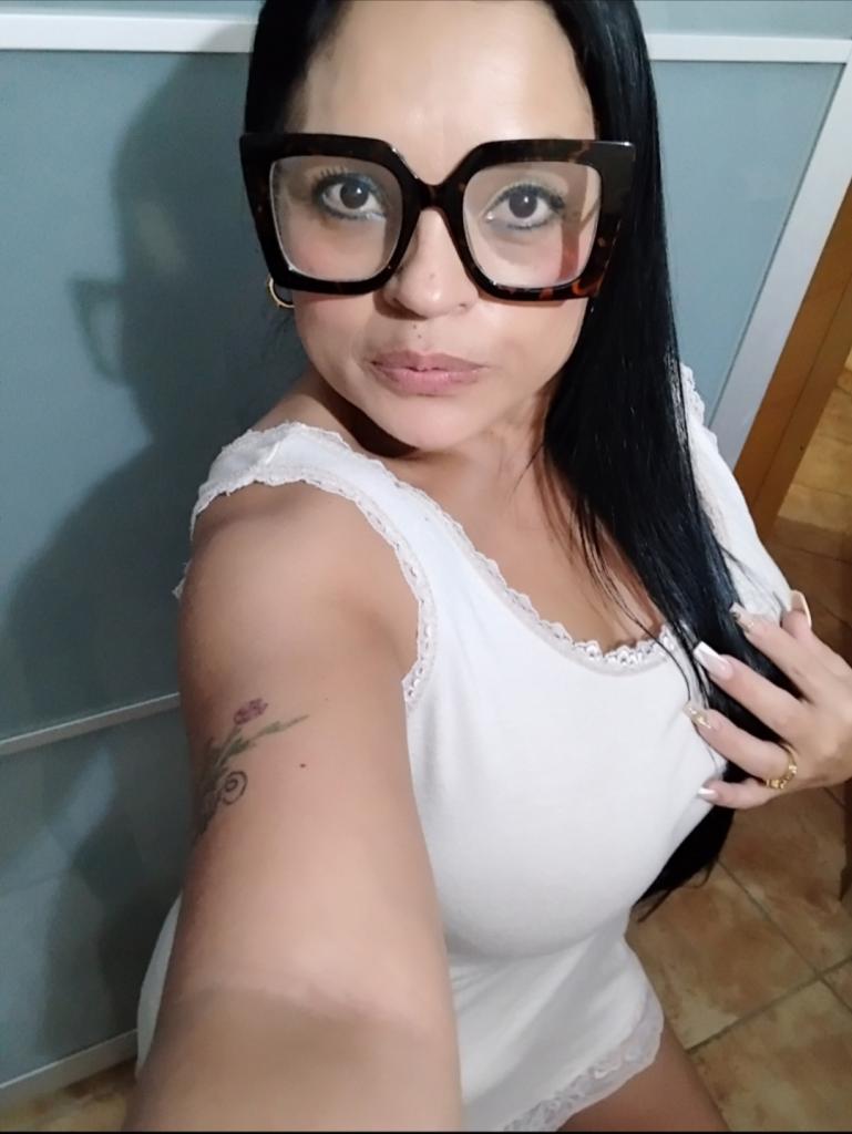614558343: Chica busca chico en Gerona