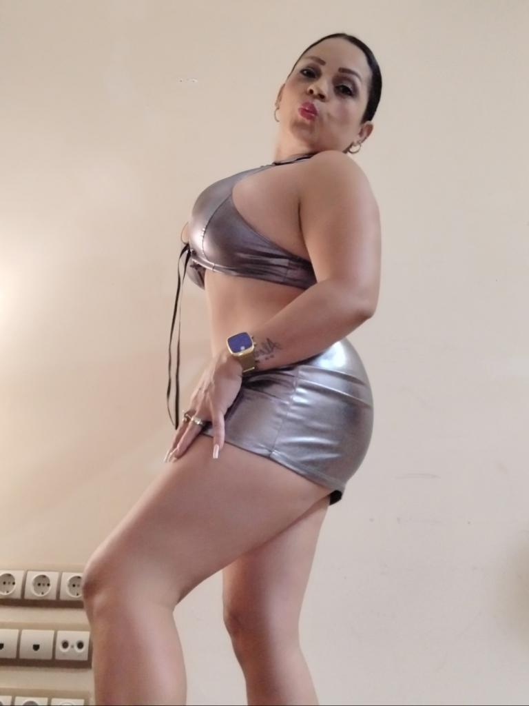 614558343: Chica busca chico en Gerona