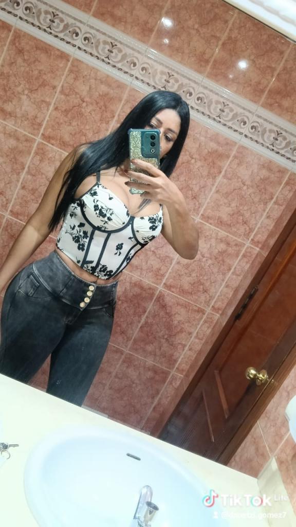 631680443: Chica busca chico en Sevilla