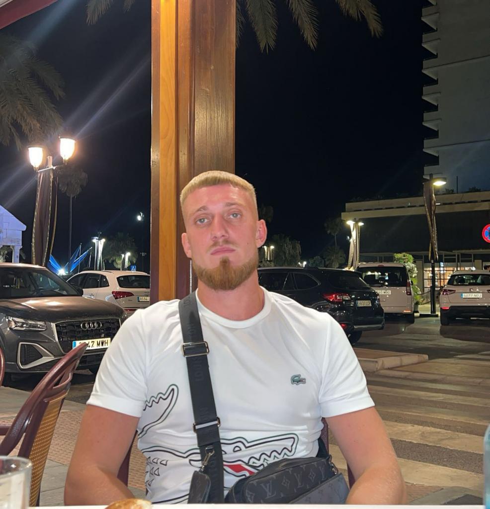 672305617: Chico busca chica en Málaga