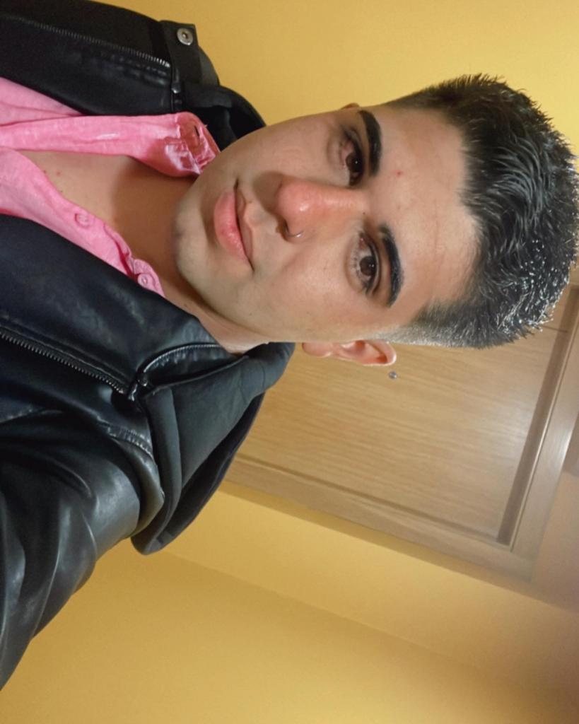 631341789: Chico busca chica en Lugo