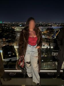 664679165: Chica busca chico en Barcelona