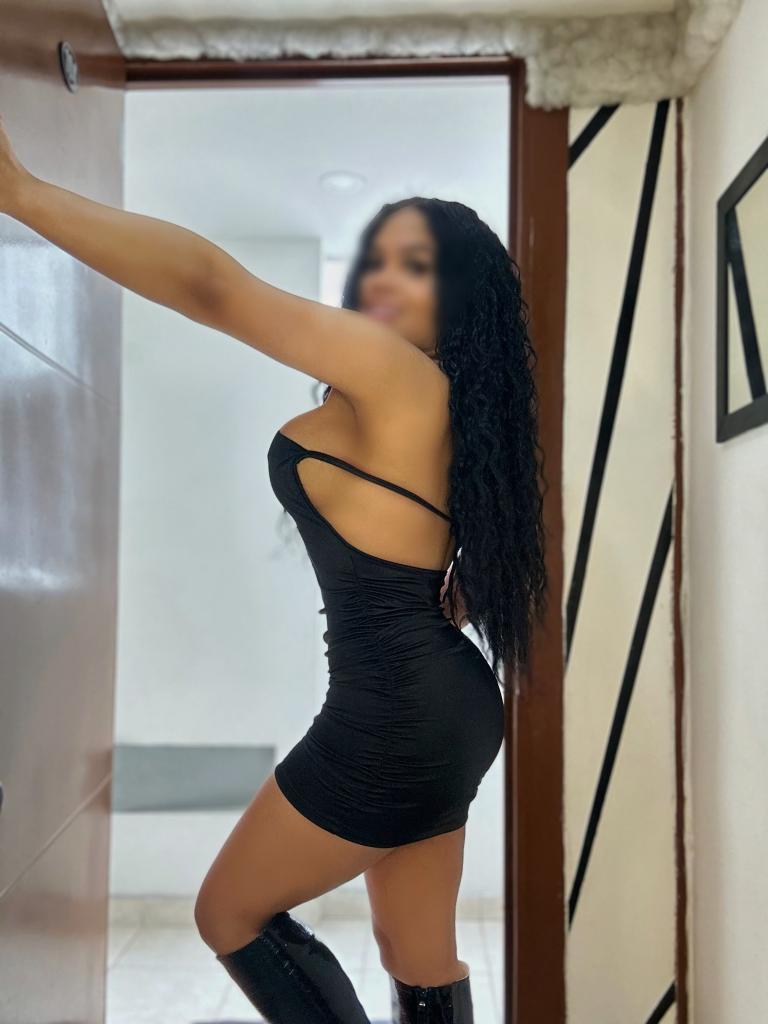 745093730: Chica busca chico en Ibiza