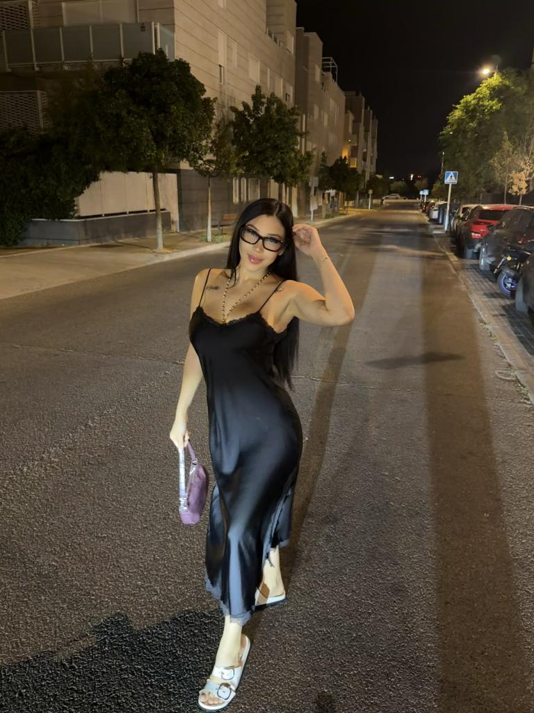 664298542: Chica busca chico en Madrid