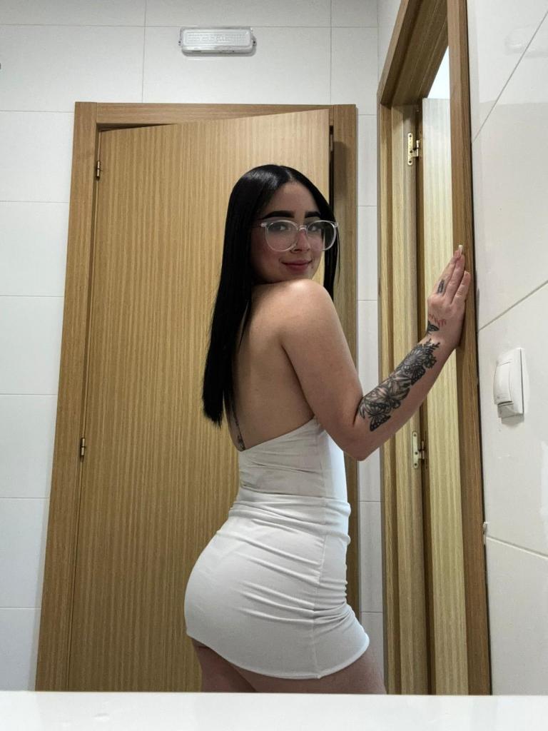 697492654: Chica busca chico en Málaga